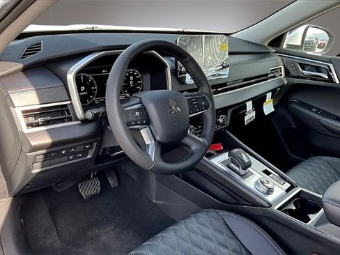 New 2025 Mitsubishi Outlander SEL image 17