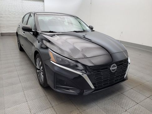 Used 2025 Nissan Altima 2.5 SV FWD image 13