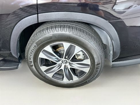 Used 2022 Toyota Highlander XLE FWD image 11