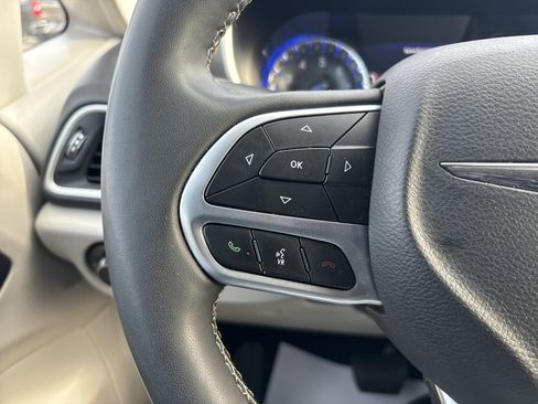 Used 2024 Chrysler Pacifica Touring-L image 19