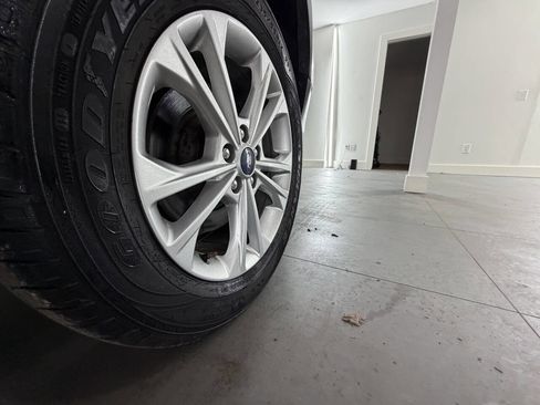 Used 2019 Ford Escape SE image 5