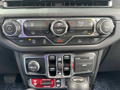 Used 2025 Jeep Wrangler Unlimited Rubicon AWD/4WD image 22