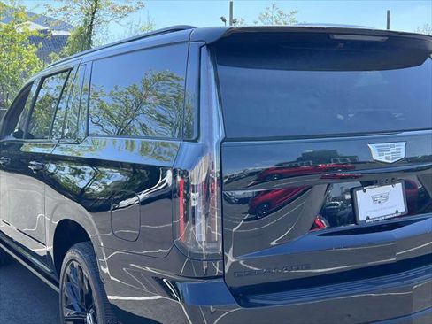 Used 2026 Cadillac Escalade ESV Platinum Sport w/ LPO, ONYX Package AWD/4WD image 13