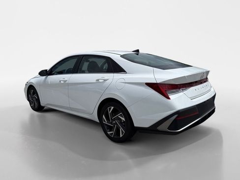 Used 2025 Hyundai Elantra Limited FWD image 3
