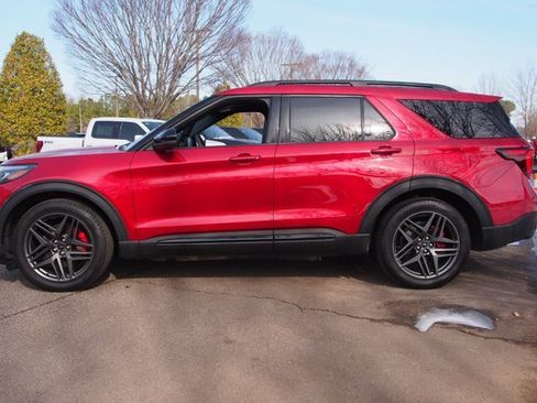 Certified 2025 Ford Explorer ST AWD/4WD image 4