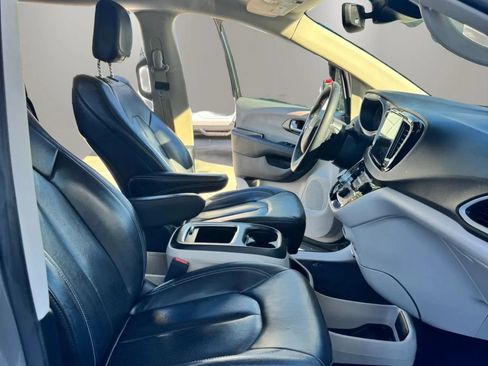 Used 2022 Chrysler Pacifica Touring-L FWD image 20
