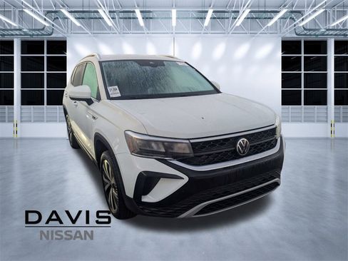 Used 2024 Volkswagen Taos SE image 1