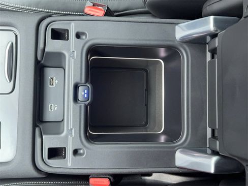 Used 2023 Land Rover Discovery Metropolitan Edition image 35