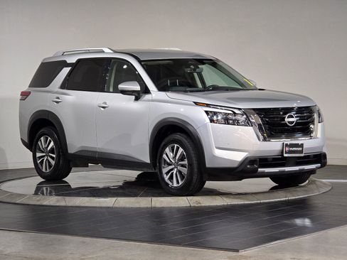 Used 2025 Nissan Pathfinder SL image 2
