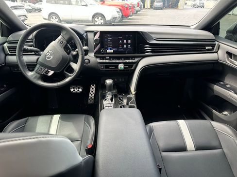 Used 2025 Toyota Camry SE w/ Convenience Package image 8