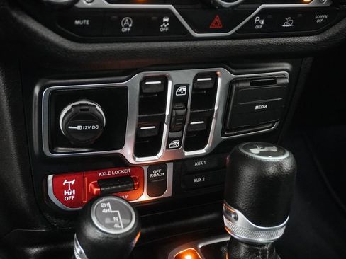 Certified 2025 Jeep Wrangler Willys image 25