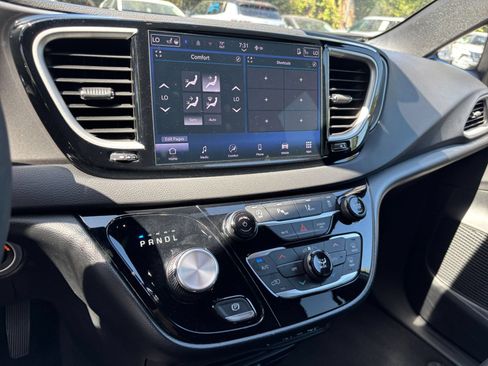 Used 2025 Chrysler Pacifica Select FWD image 16