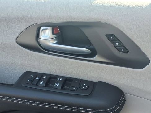 Used 2024 Chrysler Pacifica Touring-L image 21