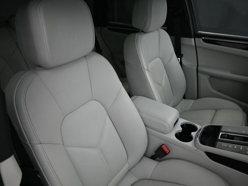 Certified 2025 Porsche Macan image 32