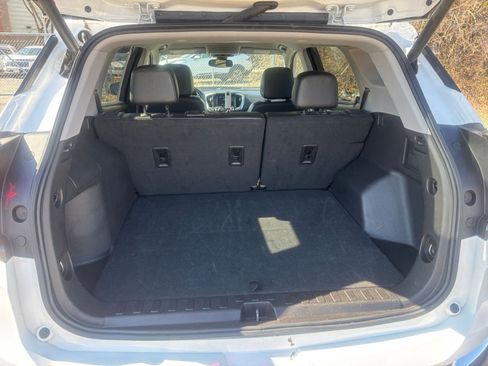 Used 2024 GMC Terrain SLT image 33