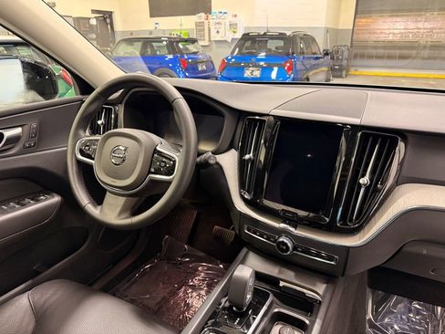 Used 2025 Volvo XC60 B5 Plus image 30
