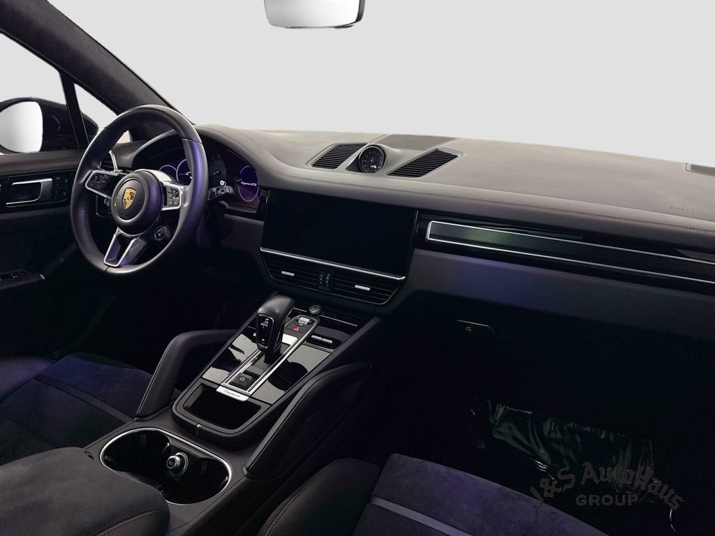 Used 2023 Porsche Cayenne GTS w/ Sport Chrono Package (8LH) AWD/4WD image 31