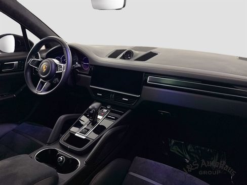 Used 2023 Porsche Cayenne GTS w/ Sport Chrono Package (8LH) AWD/4WD image 31