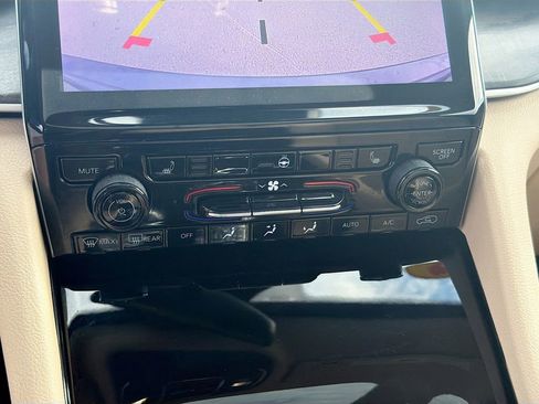 Used 2022 Jeep Grand Cherokee Limited image 33