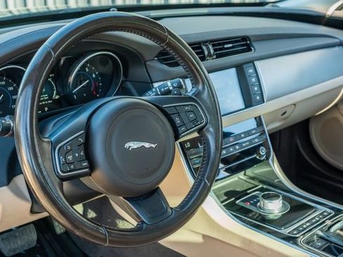 Used 2016 Jaguar XF Premium image 24