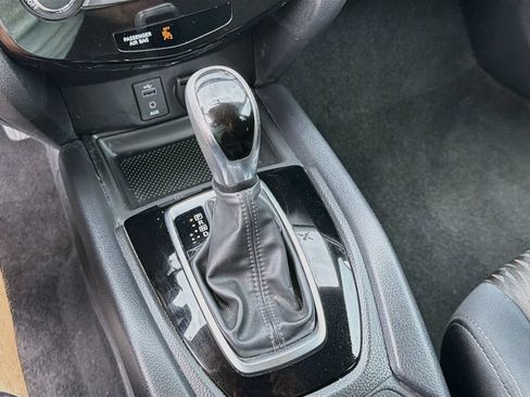 Used 2017 Nissan Rogue SV FWD image 16