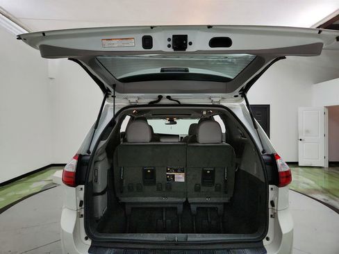 Used 2018 Toyota Sienna XLE image 32