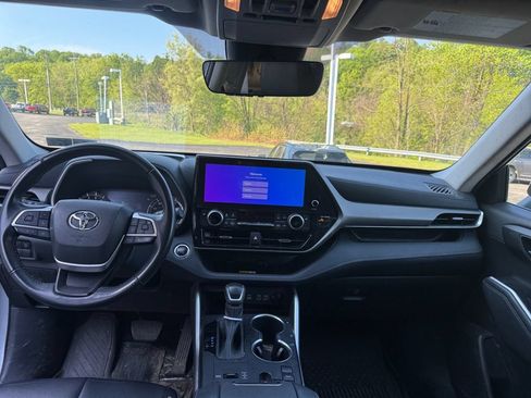 Used 2023 Toyota Highlander XLE FWD image 13