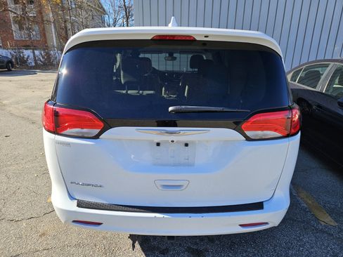 Used 2017 Chrysler Pacifica LX image 4