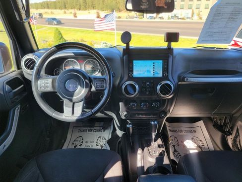 Used 2016 Jeep Wrangler Unlimited Rubicon w/ Connectivity Group AWD/4WD image 8