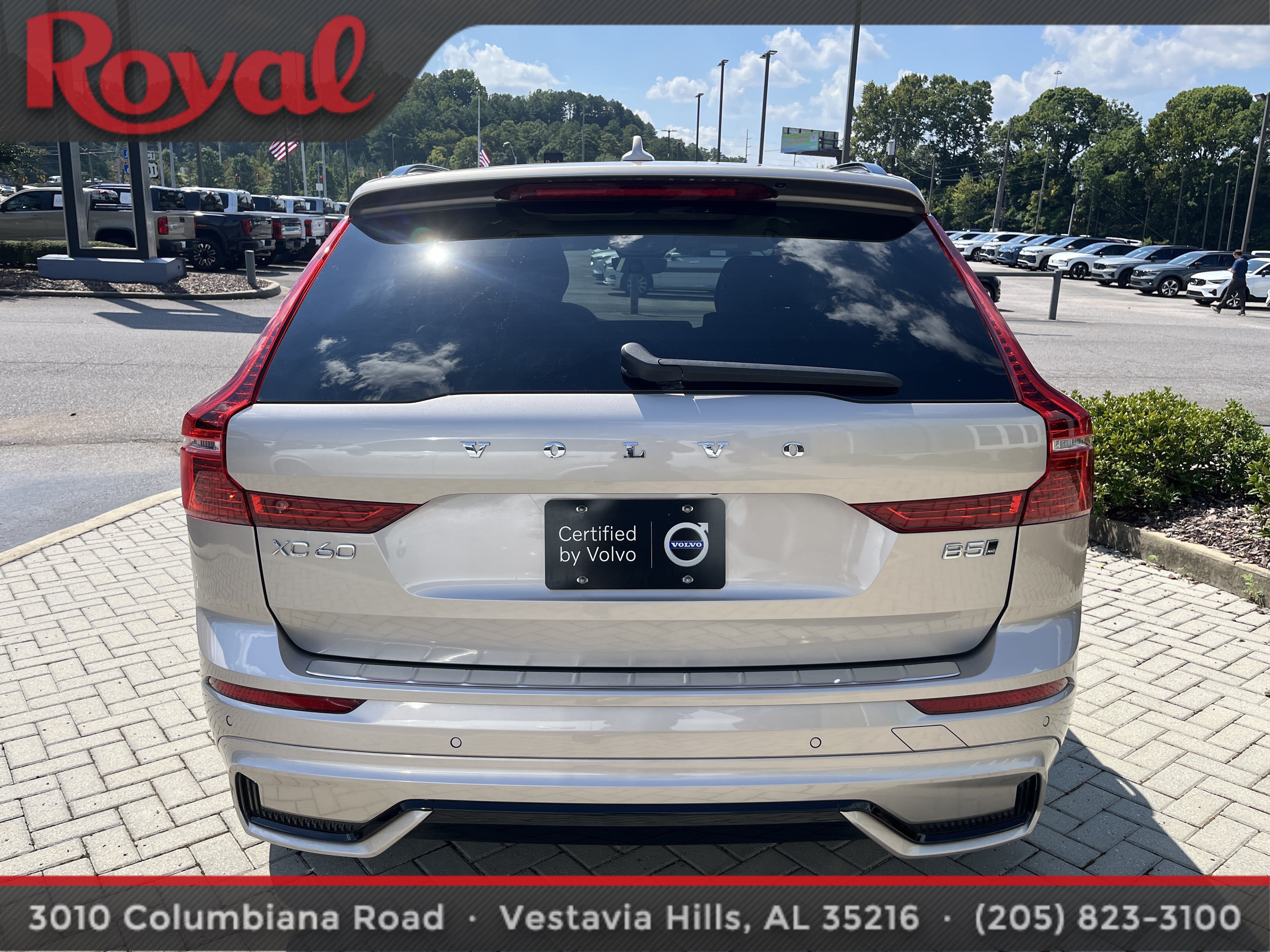 Certified 2025 Volvo XC60 B5 Ultra w/ Protection Package Premier AWD/4WD image 4