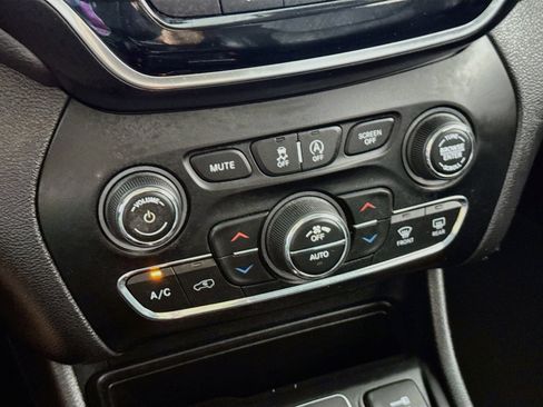 Used 2019 Jeep Cherokee Limited AWD/4WD image 17
