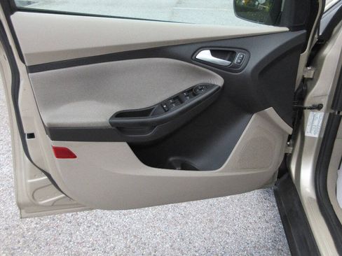 Used 2018 Ford Focus SE FWD image 12