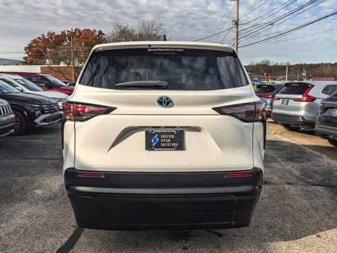 Used 2024 Toyota Sienna LE image 7