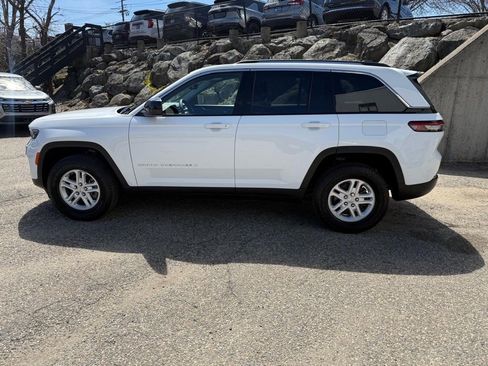 Used 2023 Jeep Grand Cherokee Laredo AWD/4WD image 3