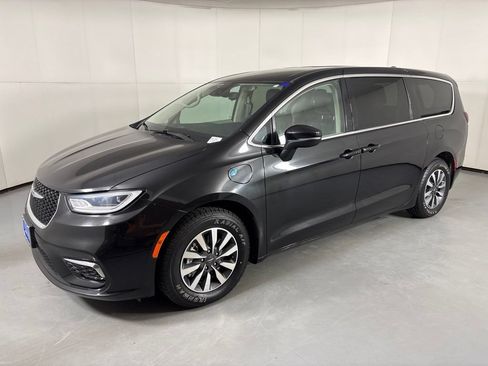 Used 2023 Chrysler Pacifica Touring-L FWD image 4