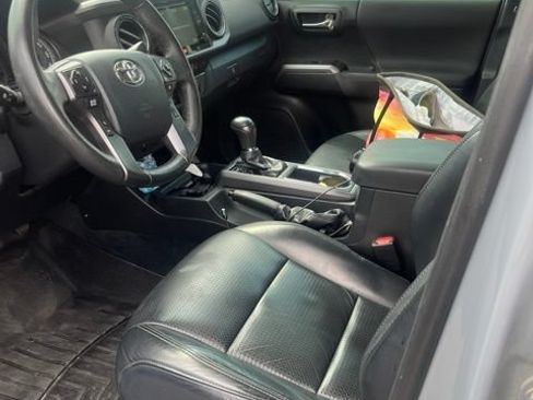 Used 2019 Toyota Tacoma TRD Off-Road AWD/4WD image 11