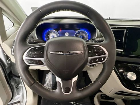 Used 2024 Chrysler Pacifica Touring-L image 10