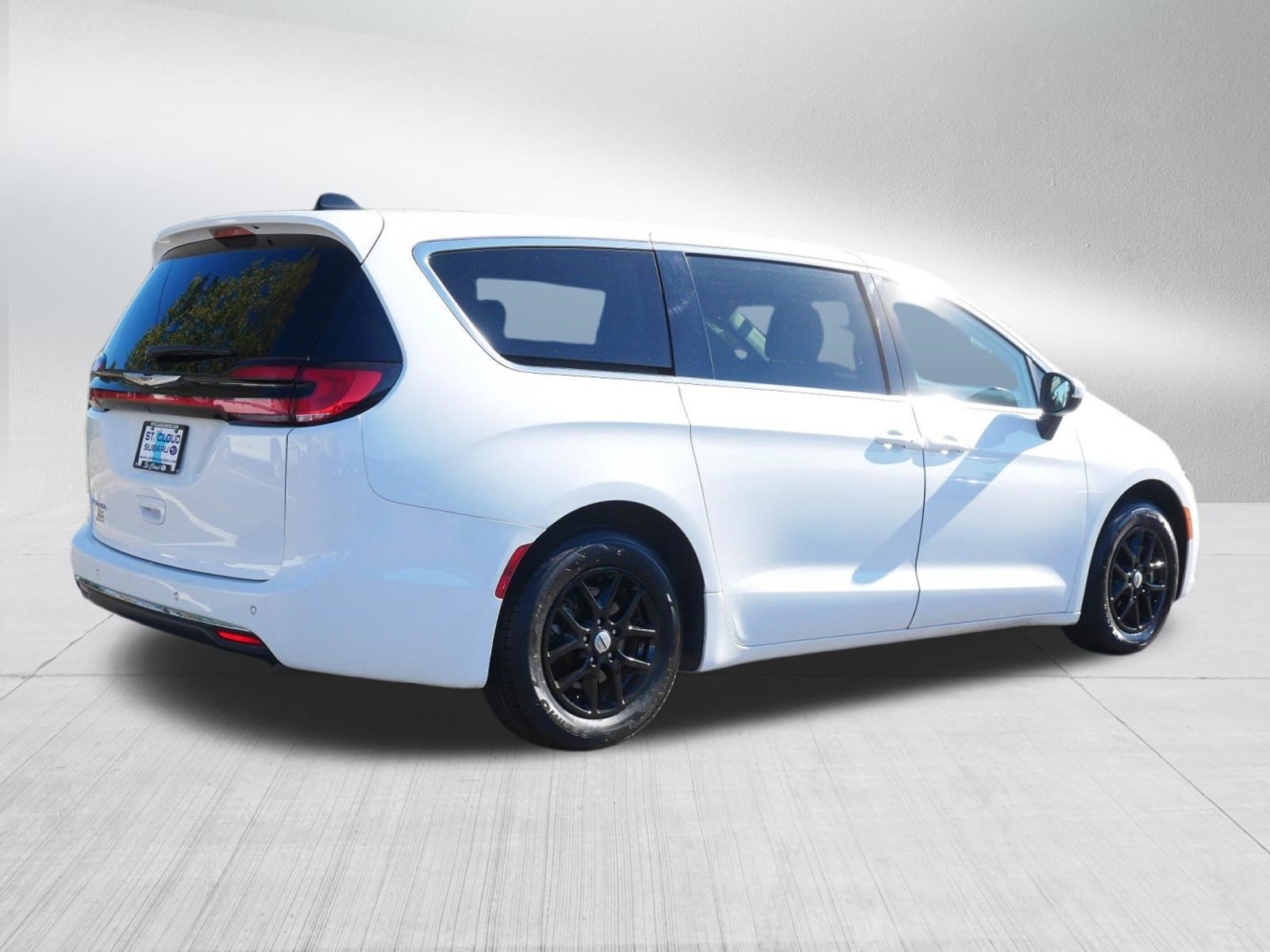 Used 2023 Chrysler Pacifica Touring-L FWD image 7