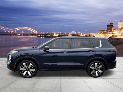 Used 2025 Mitsubishi Outlander SE image 2