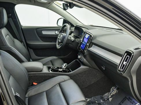 Certified 2025 Volvo XC40 B5 Ultra w/ Climate Package image 17