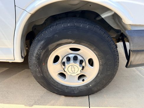 Used 2016 Chevrolet Express 2500 RWD image 32