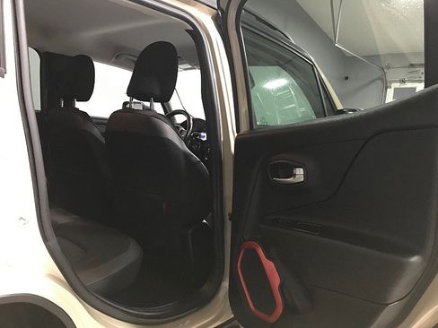Used 2016 Jeep Renegade Trailhawk image 18