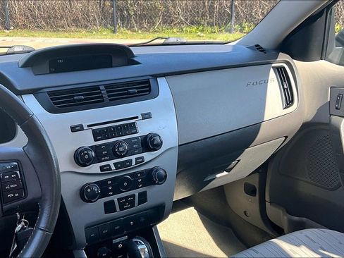 Used 2010 Ford Focus SE image 9
