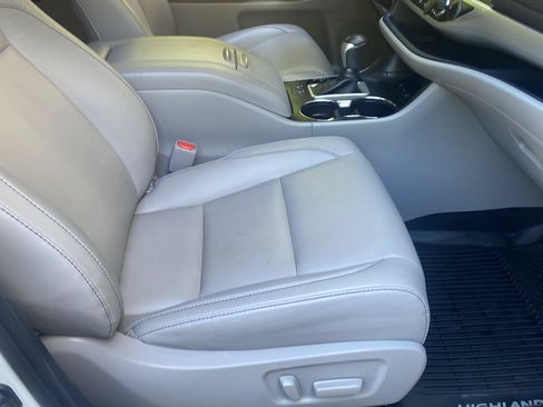 Used 2019 Toyota Highlander XLE AWD/4WD image 7