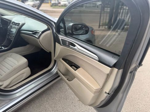 Used 2020 Ford Fusion SE FWD image 12