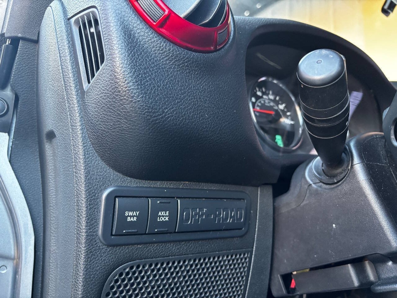 Used 2015 Jeep Wrangler Unlimited Rubicon w/ Connectivity Group AWD/4WD image 15