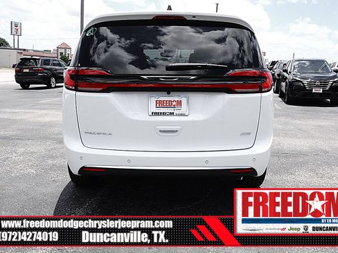 New 2027 Chrysler Pacifica Select AWD/4WD image 4