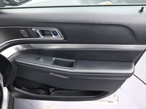 Used 2018 Ford Explorer XLT w/ Equipment Group 202A AWD/4WD image 35