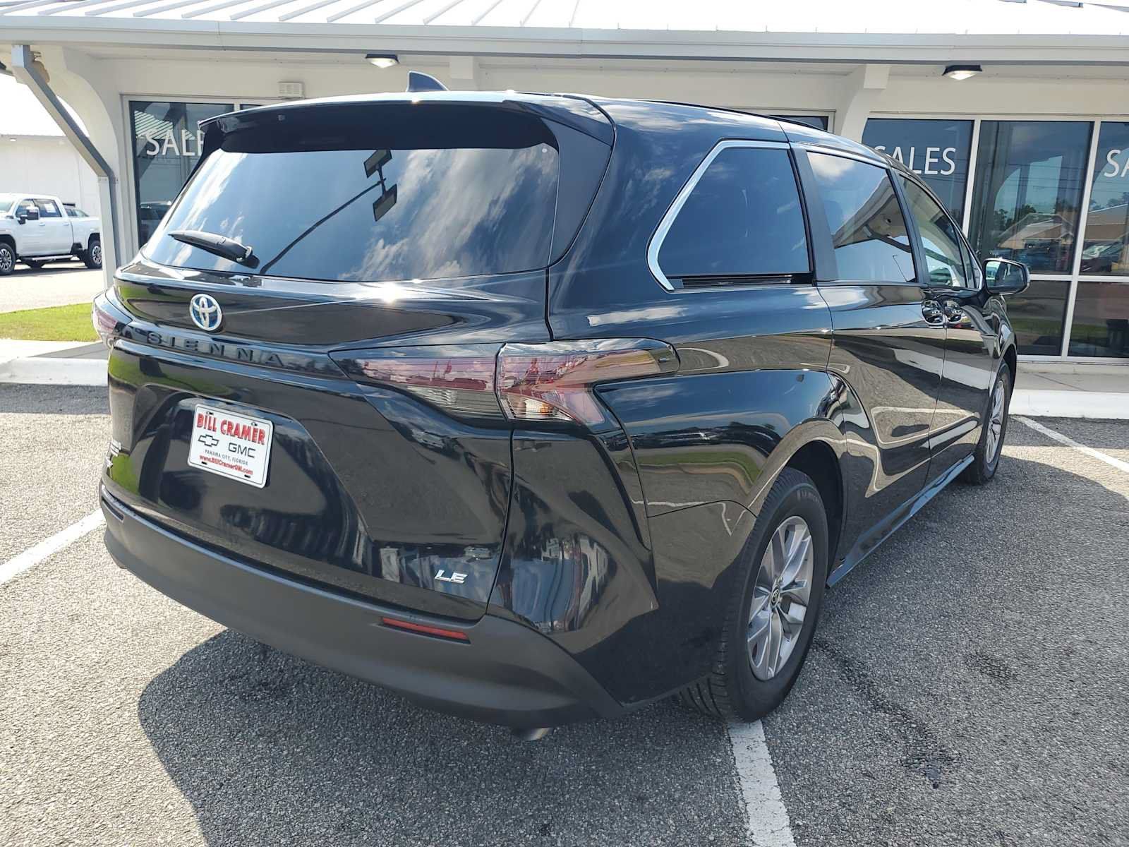 Used 2025 Toyota Sienna LE FWD image 8