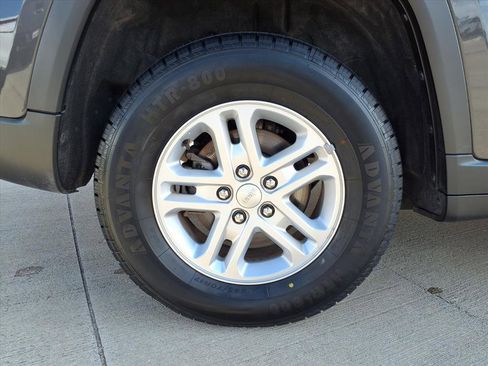 Used 2023 Jeep Grand Cherokee Laredo image 26